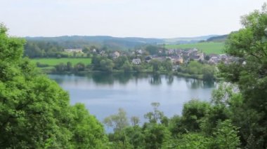Schalkenhrener Maar Gölü ve volkan kalderası. Almanya 'nın Eifel bölgesindeki Schalkenmehren köyünde.