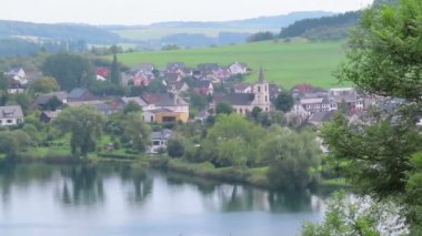 Schalkenhrener Maar Gölü ve volkan kalderası. Almanya 'nın Eifel bölgesindeki Schalkenmehren köyünde.