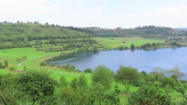 Schalkenmehrener Maar Gölü 'nün volkan kalderasıyla manzarası. Almanya 'da Eifel bölgesi