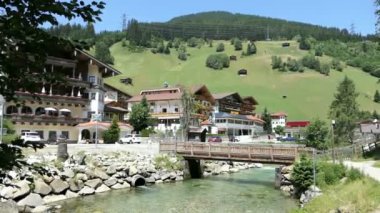 Gerlos, Tirol / Avusturya 17 Temmuz 2019: Gerlos nehri akan Tirol Avusturya 'daki Gerlos köyü. Özet zamanı.