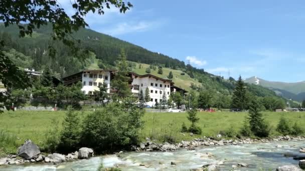 ジェロス チロル オーストリア2019年7月17日 ジェロス川が流れるチロルオーストリアの村ジェロス 夏時間 — ストック動画