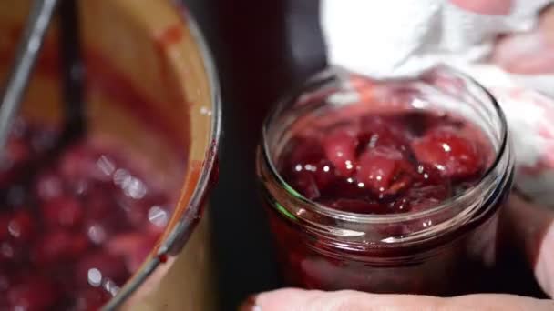 煮樱桃果酱 关上盛满果酱的玻璃瓶 — 图库视频影像