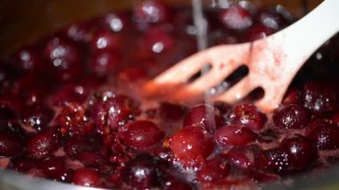 Tencerede vişne reçeli pişiriyorum.. 