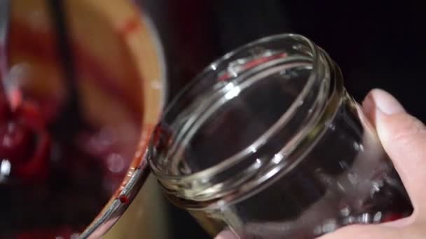 煮樱桃果酱 装入玻璃瓶 — 图库视频影像