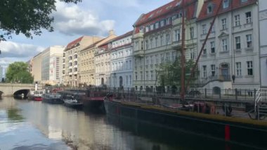 Berlin, Berlin / Almanya - 3 Ağustos 2020: Fischerinsel Adası ile Berlin 'in tarihi limanı. Sokakta yürüyen insanlar. Eski tekneler ve gemiler.