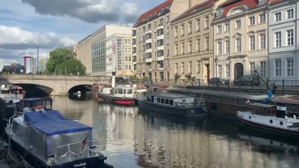 2020年8月3日 柏林历史港口 与菲斯基林塞尔岛 沿街走的人 旧船和旧船 — 图库视频影像