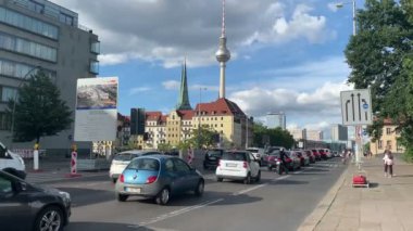 Berlin, Berlin / Almanya - 3 Ağustos 2020: Leipziger Caddesi üzerindeki trafik. Araba ve motorcu yolda gidiyor..
