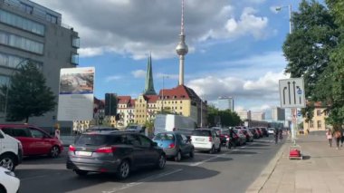 Berlin, Berlin / Almanya - 3 Ağustos 2020: Leipziger Caddesi üzerindeki trafik. Araba ve motorcu yolda gidiyor..
