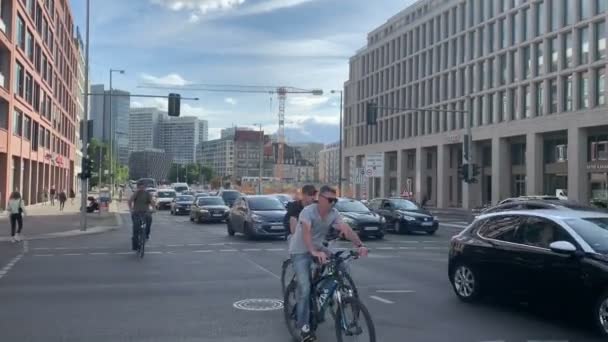 2020年8月3日 柏林区 莱比锡大街的交通 驾车和骑自行车的人沿路行驶 — 图库视频影像