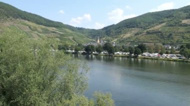 Almanya 'daki Moselle Nehri' nde Senheim şehri..
