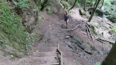 Kordel, Rhineland-Palatinate / GERMANY 11 Ağustos 2020: Kordel köyünün yanındaki Eifel bölgesinde şelale yolu boyunca yürüyen yürüyüşçü. 