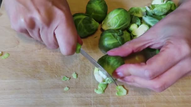 Spruitjes Klaarmaken Koken Een Snijplank — Stockvideo