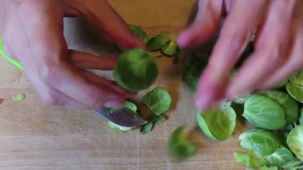 ブリュッセルの芽を準備してまな板で調理する — ストック動画