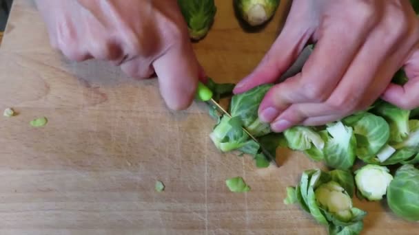 Προετοιμασία Λαχανάκια Βρυξελλών Για Μαγείρεμα Ξύλο Κοπής — Αρχείο Βίντεο