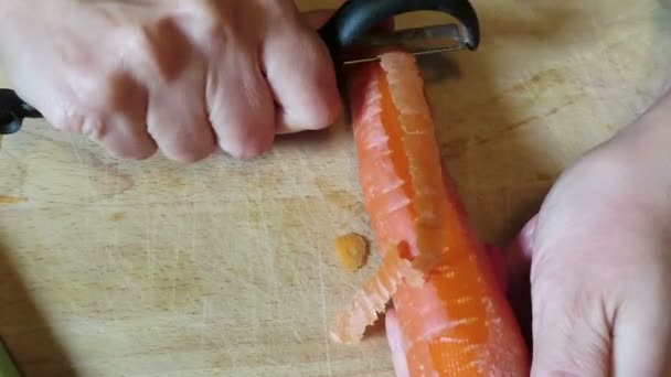 Wortel Pellen Het Bereiden Van Voedsel Voor Het Koken — Stockvideo