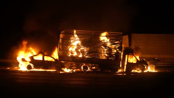 Verkehrsunfall, brennende Autos auf der Straße, Explosion — Stockvideo