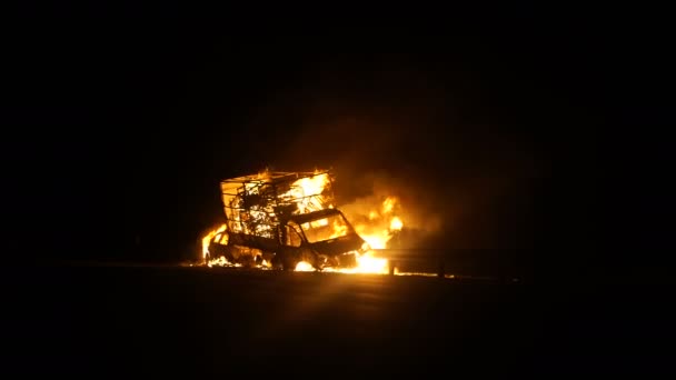 ДТП, горят машины на дороге, взрыв — стоковое видео