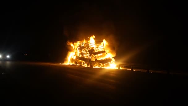 Auto-ongeluk, auto's in brand op de weg, explosie — Stockvideo