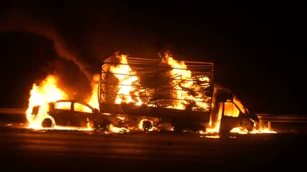 Accidente de tráfico, coches en llamas en la carretera, explosión — Vídeo de stock