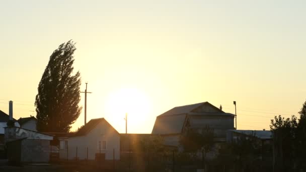 Zonsondergang op het platteland, avond, de zon ondergaat — Stockvideo