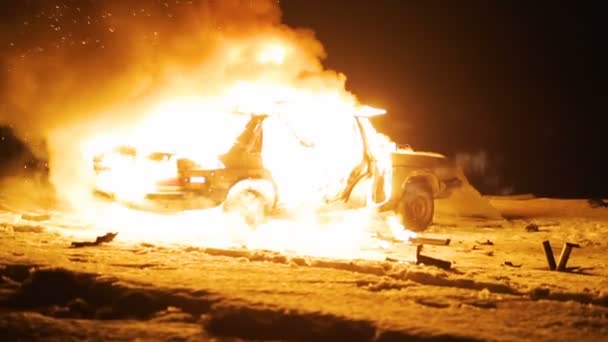 燃えて、燃える車、車爆発車 — ストック動画