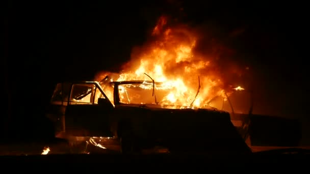 Carro em chamas, Vista frontal do carro em chamas, Explosão de carro — Vídeo de Stock