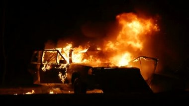 Araba yanıyor, yanan araba, araba patlama, trafik kazası kaza