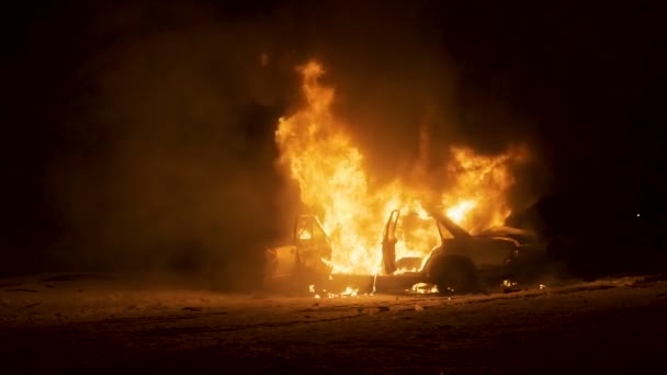 Autó kigyulladt, égő autó oldalnézetből, autó robbanás — Stock videók