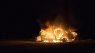 Araba yanıyor, araba yan görünüm, yanan araba patlama