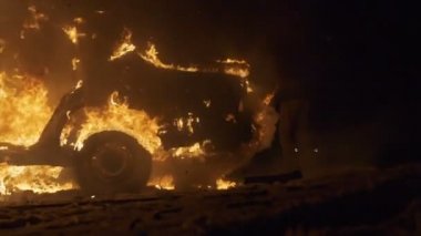 Araba yanıyor, yanan araba, araba patlama, trafik kazası kaza