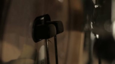 Bas performansı davul, davulcu oynamak, müzik video metal çekirdek