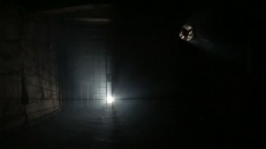 Karanlık odada duman, Bodrum, garaj