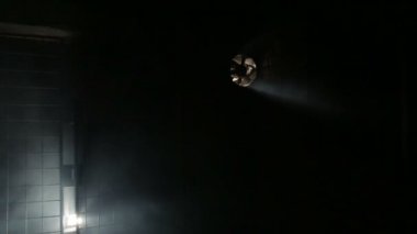 Karanlık odada duman, Bodrum, garaj