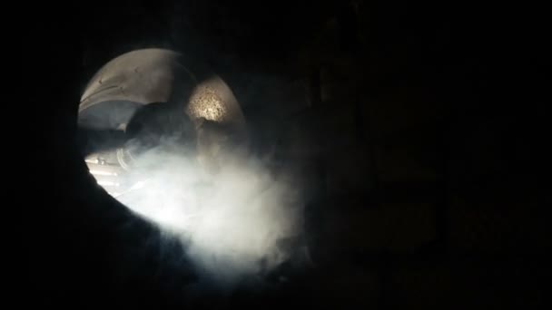 Вентиляція в диму на чорному тлі — стокове відео
