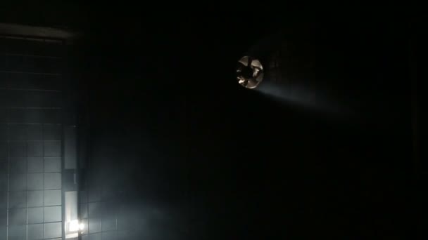 Cuarto oscuro en humo, sótano, garaje — Vídeo de stock © IgorYasak ... Cuarto oscuro en humo, sótano, garaje — Vídeo de stock © IgorYasak ...