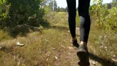 Kız yürüyor orman yolu, bacaklar, spor ayakkabı