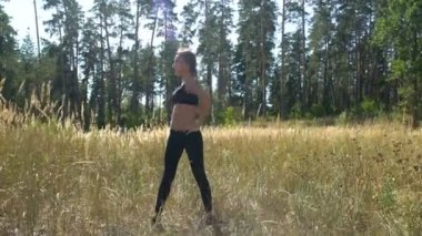 Güzel kız sabah egzersizleri gerçekleştirir açık hava, spor kız, sağlık