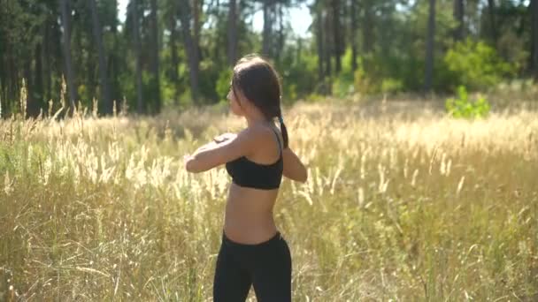 Hermosa chica realiza ejercicios matutinos al aire libre, chica deportiva, salud — Vídeos de Stock