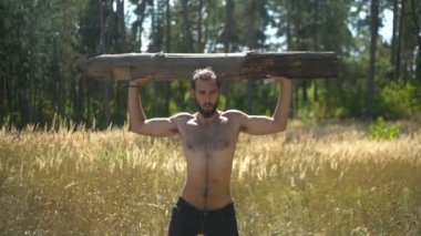 Acımasız bir adam kaslarını tahtaya pompaeder.