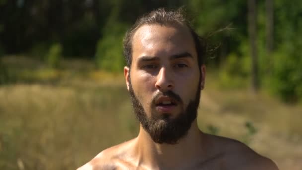 Bearded brutális fickó felvonók súlyok, sportoló — Stock videók