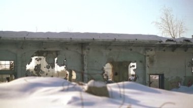 Güneşli havalarda şehrin arka planda eski kalıntılar