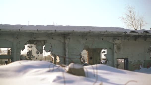 Alte Ruinen im Hintergrund der Stadt bei sonnigem Wetter — Stockvideo