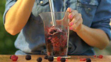 Smoothies uzuvlar hazırlanması, bir kız hazırlar smoothies blender