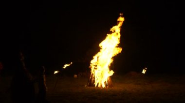 Gece, Rus halk gelenekleri içinde büyük bir şenlik ateşi yakar