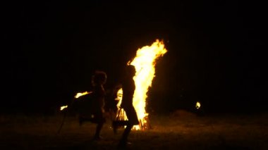 Gece, Rus halk gelenekleri içinde büyük bir şenlik ateşi yakar