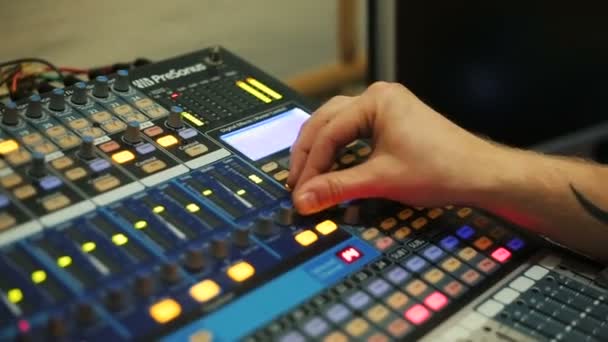音频工程师的手工作在一个专业的模拟控制台, 混合音乐 — 图库视频影像