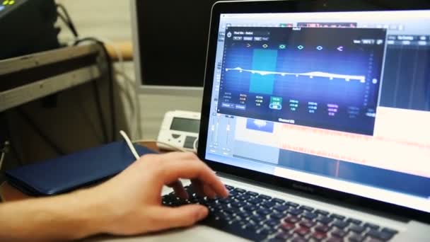 Processamento de som em um computador, mixagem, trabalho com som — Vídeo de Stock