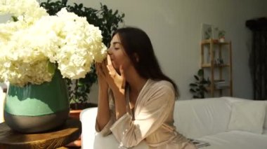 Kız büyük bir buket çiçek kokuyor. Kız ve çiçekler. Çiçek aroması.