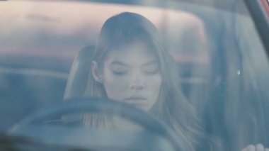 Bir kırmızı arabadan, kahverengi saçlı kız hippi modeli görünüm kız gelir