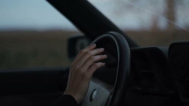 Uzanmış el, Uğurlar ola, kız diyor elveda ve ifade duygusal